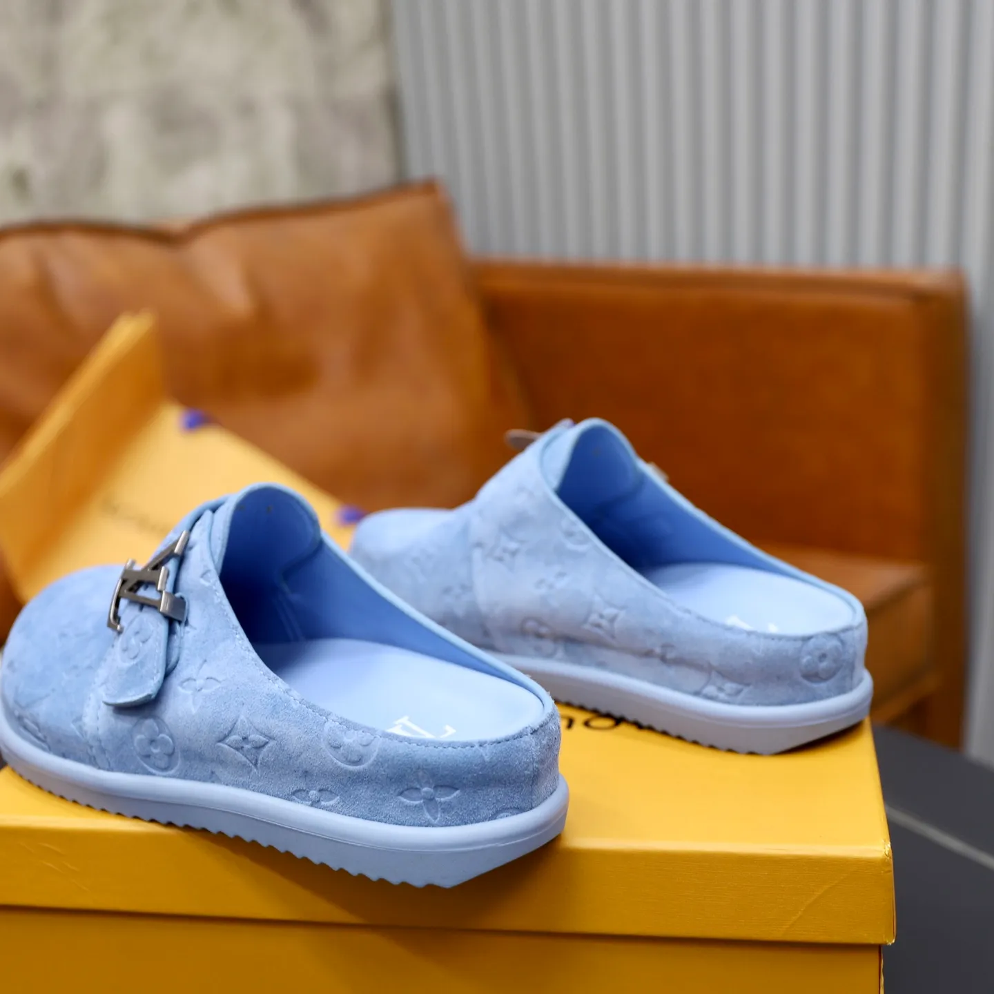 Ex-factory price: 520💰🙅‍♂️🙅‍♂️🙅‍♂️Birkenstock Brand: LV Louis Vuitton Standard code: 38-45 (cowhide lining) Grade: Same as the official website Material: Original leather design Original rubber wear-resistant molded outsole Style category: Men's fashion sandals Distinguished luxury brand elements Top luxury Color: Actual picture color